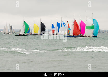 Segelboote und Yachten der Cowes Week Yacht Rennen auf der Isle Of Wight-UK Stockfoto