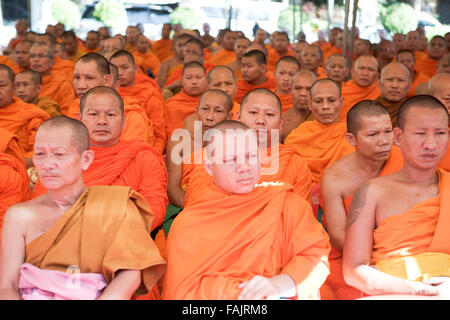 Buddhistische Mönche versammelten sich zum Geburtstag der Könige in Chiang Mia, Thailand Stockfoto