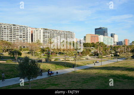 Menschen zu Fuß und genießen Sie die Turia-Gärten von der Stadt der Künste und Wissenschaften in Valencia, Spanien Stockfoto