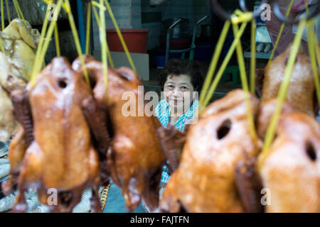 Verkauf von Huhn. Markt Stall und Street Essen in Chinatown Bangkok, Thailand vorbereitet. Yaowarat, Bangkoks Chinatown ist t Stockfoto