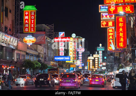 Thanon Yaowarat Straße in der Nacht in Zentralthailand Chinatown-Viertel von Bangkok. Yaowarat und Phahurat ist Bangkoks multicultura Stockfoto