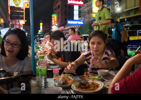 Restaurants und Nachtleben in Thanon Yaowarat Straße in der Nacht in Zentralthailand Chinatown-Viertel von Bangkok. Yaowarat und Phahu Stockfoto