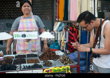 Insekt für Essen in einem Straßenstand in der Khao San Road. Bangkok, Thailand, Asien Stockfoto