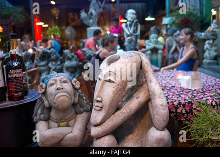 Sawasdee House Restaurant Ram Buttri Bangkok. Soi Rambuttri. Bangkok. Thailand. Indonesische Statuen und Figuren.  Tolle cocktails Stockfoto