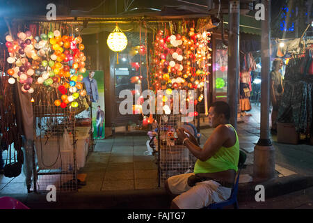 Farbe-Lampen-Verkäufer in der Khao San Road. Bangkok. Khaosan Road oder Khao San Road ist eine kurze Straße in Zentral-Bangkok, Thailand. Es ich Stockfoto