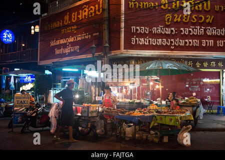 Obst lagern Straßenstand, Khao San Road, Bangkok, Thailand. Khaosan Road oder Khao San Road ist eine kurze Straße im Zentrum von Bangkok, Stockfoto