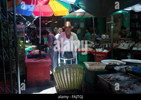 Fischgeschäfte in Chinatown Bangkok, Thailand. Yaowarat, Bangkoks Chinatown ist die weltweit renommiertesten Streetfood Reiseziel ein Stockfoto