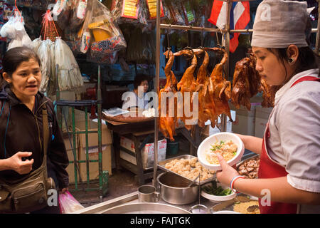 Herd und gebratene Dämmerung in ein Restaurant. Thailand-Bangkok Chinatown Markt. Thanon Yaowarat Straße nachts im zentralen Chinatown d Stockfoto