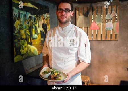 Restaurant Bo Lan in Bangkok. Chef Dylan Jones entsteht, stellt sich. Er ist der zweite Teil der Bo.lan Tandem, Küchenchef Bo Ehemann und Vater von Keith. "Bo bald hier sein," teilt er mir mit. Es ist schwer vorstellbar, dass diese australische Küchenchef nur in Thailand seit fünf Jahren, hat denn er spricht, schreibt und Thai fließend liest. Stockfoto