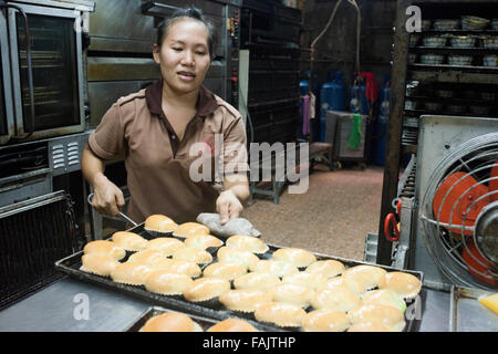 PanLee Bäckerei, Thai-Küche. Vorbereitung Süßigkeiten in Thanon Charoen Krung, Bangkok, Thailand.  "Tolle Puddingteilchen" das war eigentlich p Stockfoto
