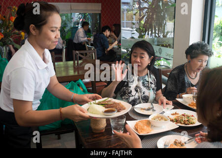 Kallaprapruek Restaurant, in der Silom Road, ein Restaurant, ein Mitglied der königlichen Familie angehören und daher unter Einbeziehung königliche Küche. Wir schmeckte süß und würziges grünes Thai-Curry mit Thai-Stil serviert gebratene Roti und am Tag essen, das Erfahrungen mit einer Auswahl zwischen Süße Kokos-Eis oder Sorbet spritzig Tamarind treffend abgerundet wurden. Bangkok, Thailand. Stockfoto