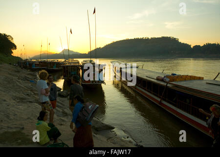 Boote auf dem Mekong River, Pak Beng, Laos. Bei Sonnenuntergang, Dämmerung, Morgen, Abend, Süd-Ost-Asien. Stockfoto