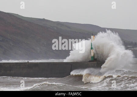 Aberystwyth, Wales, UK. 31. Dezember 2015. Silvester. . "2015 verabschieden". Da die Reste der Sturm Frank mit einer Flut zusammenfallen, Teig riesige Wellen noch einmal die Stadt direkt am Meer, wie Passanten schauen auf. Bildnachweis: Alan Hale/Alamy Live-Nachrichten Stockfoto