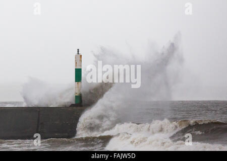 Aberystwyth, Wales, UK. 31. Dezember 2015. Silvester. . "2015 verabschieden". Da die Reste der Sturm Frank mit einer Flut zusammenfallen, Teig riesige Wellen noch einmal die Stadt direkt am Meer, wie Passanten schauen auf. Bildnachweis: Alan Hale/Alamy Live-Nachrichten Stockfoto