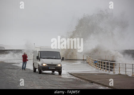 Aberystwyth, Wales, UK. 31. Dezember 2015. Silvester. . "2015 verabschieden". Da die Reste der Sturm Frank mit einer Flut zusammenfallen, Teig riesige Wellen noch einmal die Stadt direkt am Meer, wie Passanten schauen auf. Bildnachweis: Alan Hale/Alamy Live-Nachrichten Stockfoto