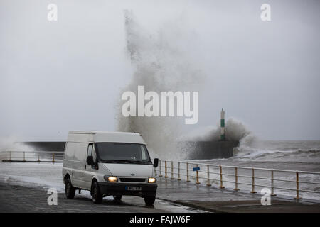 Aberystwyth, Wales, UK. 31. Dezember 2015. Silvester. . "2015 verabschieden". Da die Reste der Sturm Frank mit einer Flut zusammenfallen, Teig riesige Wellen noch einmal die Stadt direkt am Meer, wie Passanten schauen auf. Bildnachweis: Alan Hale/Alamy Live-Nachrichten Stockfoto