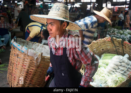 Arbeiter. Landwirtschaftliches Erzeugnis Zentralmarkt Wang Burapha Phirom. Ban Mo Straße. Bangkok. Asien. Pak Khlong Talat (Blumenmarkt). Stockfoto