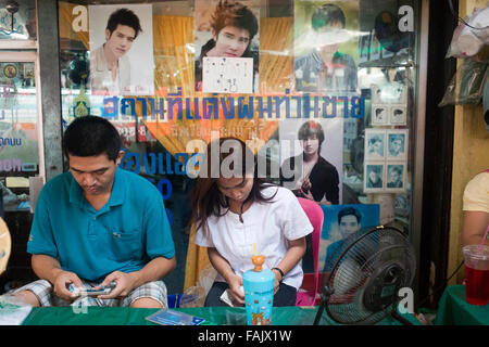 Backstreet Thai Friseur in der Innenstadt von Bangkok. S. E. Asien Thailand Stockfoto