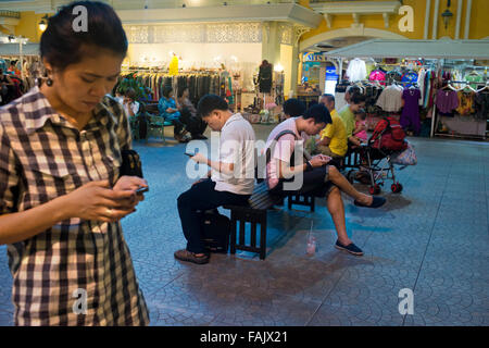 Jeder ist mit dem Handy, Einkaufszentrum Bangkok, Thailand verbunden. Stockfoto