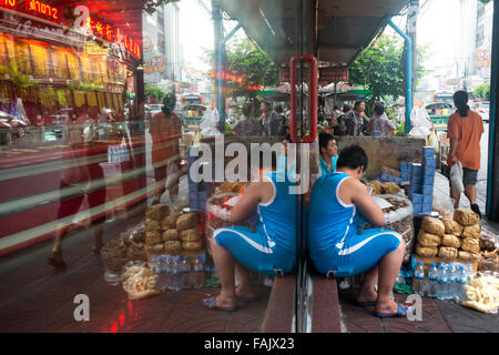 Blick auf Thanon Yaowarat Straße in Zentralthailand Chinatown-Viertel von Bangkok. Yaowarat und Phahurat ist Bangkoks multicultur Stockfoto