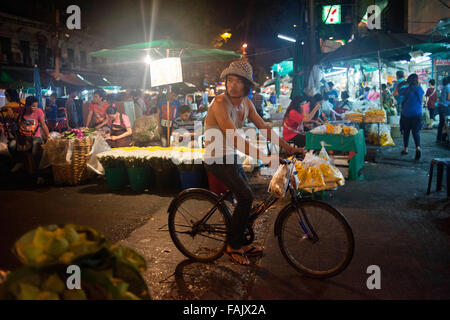 Fahrrad in Pak Khlong Talat, Blumenmarkt, Bangkok, Thailand. Pak Khlong Talat ist ein Markt in Bangkok, Thailand, die f verkauft Stockfoto