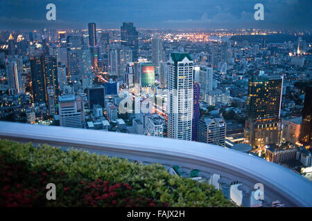 Panorama aufgrund und Landschaft von Bangkok aus Scirocco auf dem Dach. Thailand. Asien, Bangkok, Hauptstadt, Centara Grand, Chao Praya River, Stockfoto