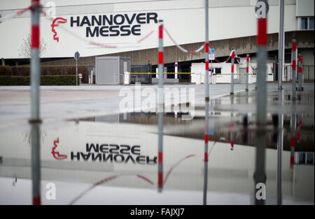 Beschrifteten Werbung sehen Sie auf dem Messegelände in Hannover für die Hannover Messe, eine Messe, 31 Decemeber 2015 in Hannover, Deutschland. US-Präsident Obama nach Deutschland kommen, im April 2016 und zusammen mit der deutschen Bundeskanzlerin Angela Merkel (CDU), den Industrie-Handel fair "Hannover Messe" öffnen. Der USA ist das Partnerland der Messe 2016. Vom April 25 bis 29 dann sehen Show Veranstalter von rund 5.000 Unternehmen aus 70 Ländern ihre Produkte auszustellen. Foto: JULIAN STRATENSCHULTE/dpa Stockfoto