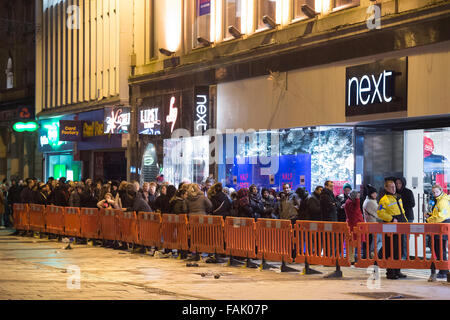 Shopper-Warteschlange von 02:00 für die nächste Boxing Day Weihnachtsgeschäft in Cardiff, Südwales. Stockfoto