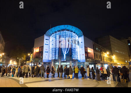 Shopper-Warteschlange von 02:00 für die nächste Boxing Day Weihnachtsgeschäft in Cardiff, Südwales. Stockfoto