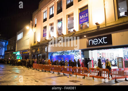 Shopper-Warteschlange von 02:00 für die nächste Boxing Day Weihnachtsgeschäft in Cardiff, Südwales. Stockfoto