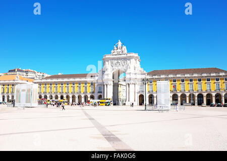 Commerce Square, einem der wichtigsten Sehenswürdigkeiten von Lissabon, mit dem berühmten Triumphbogen in Portugal Stockfoto