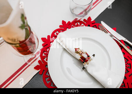 Weihnachts-Dinner-Tisch gesetzt und dekoriert mit rot und grün Stockfoto