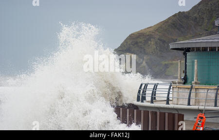 Aberystwyth, Wales, UK. 31. Dezember 2015. Riesige Wellen weiter an die Küste von West-Wales in Aberystwyth getroffen. Bildnachweis: Trebuchet Fotografie/Alamy Live-Nachrichten Stockfoto