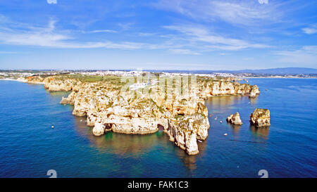 Luftaufnahmen von Ponta Piedade mit dem Leuchtturm in Lagos Portugal Stockfoto