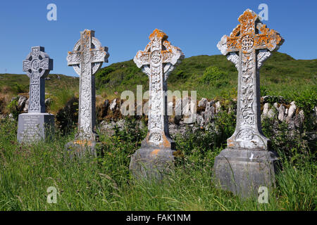 Keltische Kreuze an Kirchenruine in Derrynane Bucht in der Nähe von Caherdaniel, County Kerry, Irland Stockfoto