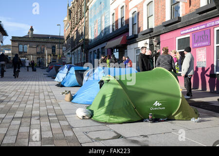 Nottingham, UK. 31. Dezember 2015. Grobe Schwellen camping auf Station Street erhielten bis Montag, 4. Januar 2016, Zelte und weiterziehen. Heute gewann Nottingham Stadtrat eine gerichtliche Anordnung, die Anmutung der Websites illegal. Die grobe Schläfer fordern für leerstehende Gebäude für Obdachlose, während der Wintermonate geöffnet werden der Rat sagte, dass alle Obdachlosen auf der Straße Station Unterkunft angeboten worden, die abgelehnt wurde. Bildnachweis: Ian Francis/Alamy Live-Nachrichten Stockfoto