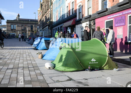 Nottingham, UK. 31. Dezember 2015. Grobe Schwellen camping auf Station Street erhielten bis Montag, 4. Januar 2016, Zelte und weiterziehen. Heute gewann Nottingham Stadtrat eine gerichtliche Anordnung, die Anmutung der Websites illegal. Die grobe Schläfer fordern für leerstehende Gebäude für Obdachlose, während der Wintermonate geöffnet werden der Rat sagte, dass alle Obdachlosen auf der Straße Station Unterkunft angeboten worden, die abgelehnt wurde. Bildnachweis: Ian Francis/Alamy Live-Nachrichten Stockfoto