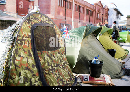 Nottingham, UK. 31. Dezember 2015. Grobe Schwellen camping auf Station Street erhielten bis Montag, 4. Januar 2016, Zelte und weiterziehen. Heute gewann Nottingham Stadtrat eine gerichtliche Anordnung, die Anmutung der Websites illegal. Die grobe Schläfer fordern für leerstehende Gebäude für Obdachlose, während der Wintermonate geöffnet werden der Rat sagte, dass alle Obdachlosen auf der Straße Station Unterkunft angeboten worden, die abgelehnt wurde. Bildnachweis: Ian Francis/Alamy Live-Nachrichten Stockfoto