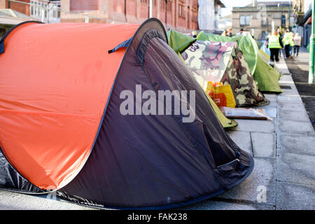 Nottingham, UK. 31. Dezember 2015. Grobe Schwellen camping auf Station Street erhielten bis Montag, 4. Januar 2016, Zelte und weiterziehen. Heute gewann Nottingham Stadtrat eine gerichtliche Anordnung, die Anmutung der Websites illegal. Die grobe Schläfer fordern für leerstehende Gebäude für Obdachlose, während der Wintermonate geöffnet werden der Rat sagte, dass alle Obdachlosen auf der Straße Station Unterkunft angeboten worden, die abgelehnt wurde. Bildnachweis: Ian Francis/Alamy Live-Nachrichten Stockfoto