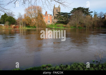 Hereford, Herefordshire, Großbritannien - 31. Dezember 2015 - die Umweltbehörde hat eine Hochwasserwarnung für den Fluss Wye in der Gegend von Hereford veröffentlicht. Stockfoto