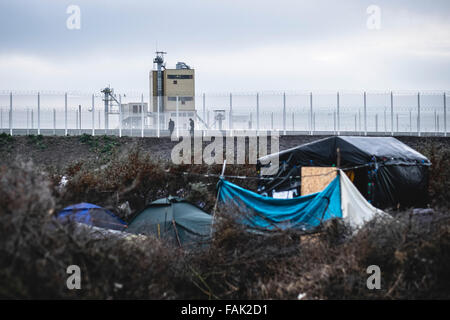 Einen Überblick über den "Dschungel" Migrantinnen und Flüchtlingsfrauen Camp im Winter in Calais, Frankreich. Stockfoto