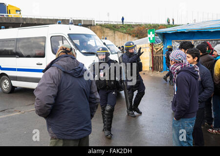 Bereitschaftspolizei stehen ab mit Flüchtlingen und Migranten in Calais Dschungel-Camp. Stockfoto