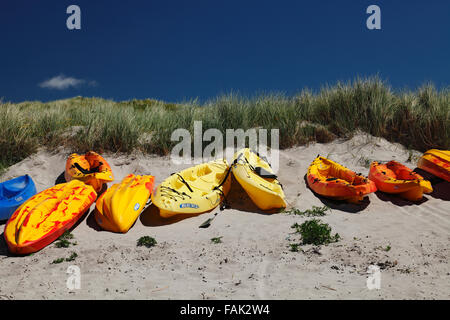 bunten Boote am Strand, Derrynane Bay in der Nähe von Caherdaniel am Ring of Kerry, County Kerry, Irland Stockfoto