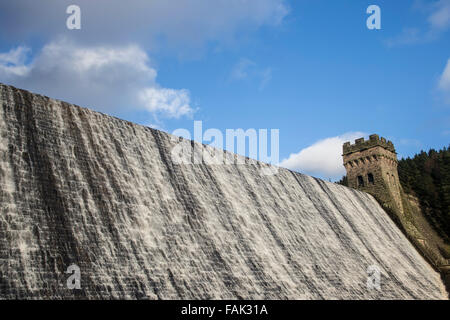 Blick von der Staumauer auf der Südseite des Derwent Dammes im Upper Derwent Valley im Nordosten von Derbyshire, England. Stockfoto