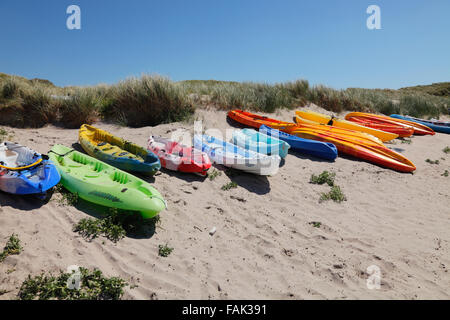 bunten Boote am Strand, Derrynane Bay in der Nähe von Caherdaniel am Ring of Kerry, County Kerry, Irland Stockfoto