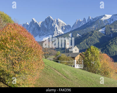 St. Jakob Kirche und Geisler, Villnösstal oder Villnösser Tal, Südtirol, Italien Stockfoto