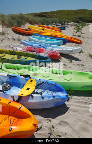 bunten Boote am Strand, Derrynane Bay in der Nähe von Caherdaniel am Ring of Kerry, County Kerry, Irland Stockfoto