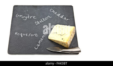 Stilton Käse auf Schiefer Käseplatte mit Messer mit weißem Hintergrund Stockfoto