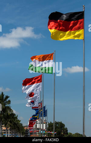 Deutsche, indische, indonesische, japanische und koreanische Flagge am Sisowath Quay, Phnom Penh, Kambodscha Stockfoto