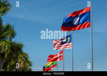 Laotisch, Malaiisch und dänische Fahne in den Wind, blauer Himmel, Sisowath Quay, Phnom Penh, Kambodscha Stockfoto